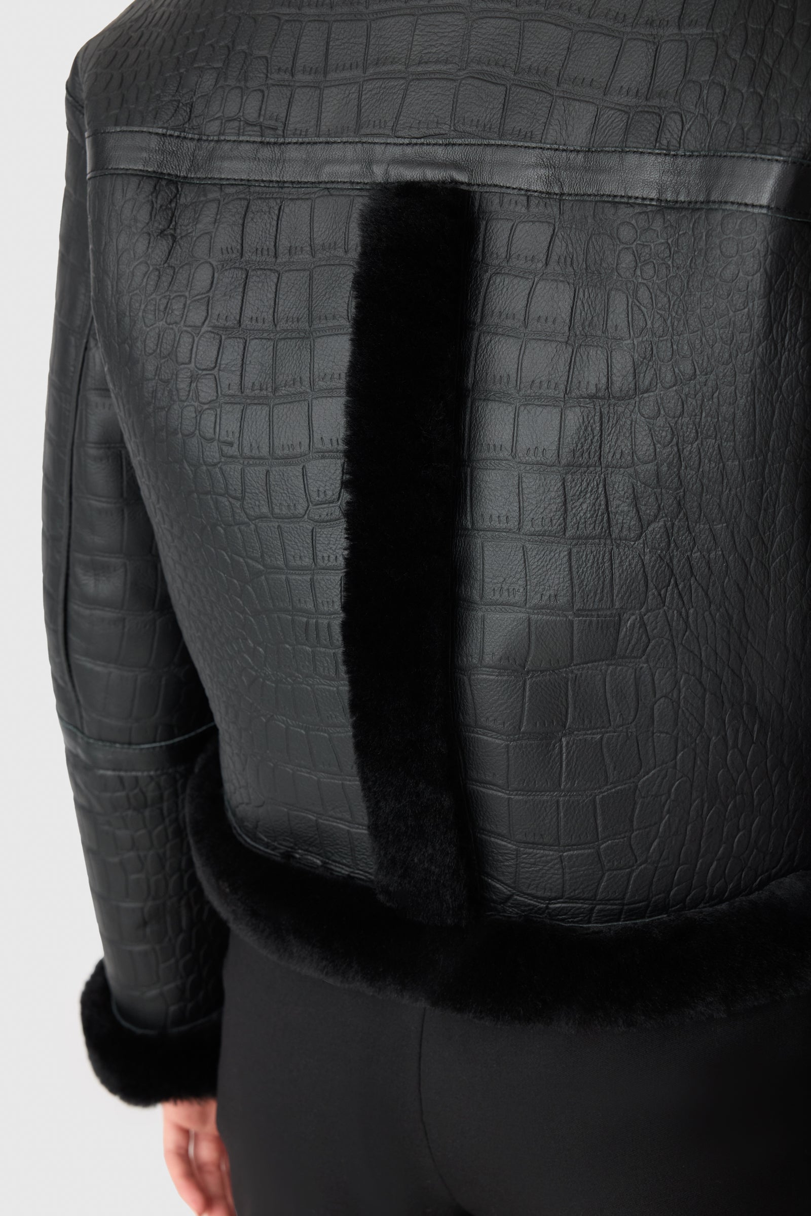 シャークスキン　大型マコシャーク【O】 MAXOU Croc Embossed Oversized Shearling Jacket for Women | Mackage US